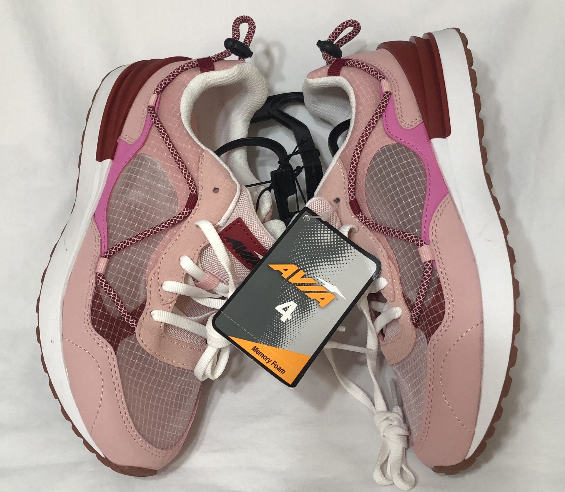 Big Girl’s Sneakers Bungee Runner lace up pink. Size 4