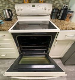 Maytag Electric glass top stove/oven