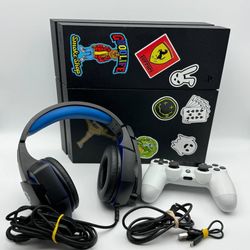 Sony PlayStation 4 Console - 500 GB (CUH1215A) 1 controller /headphones / cords