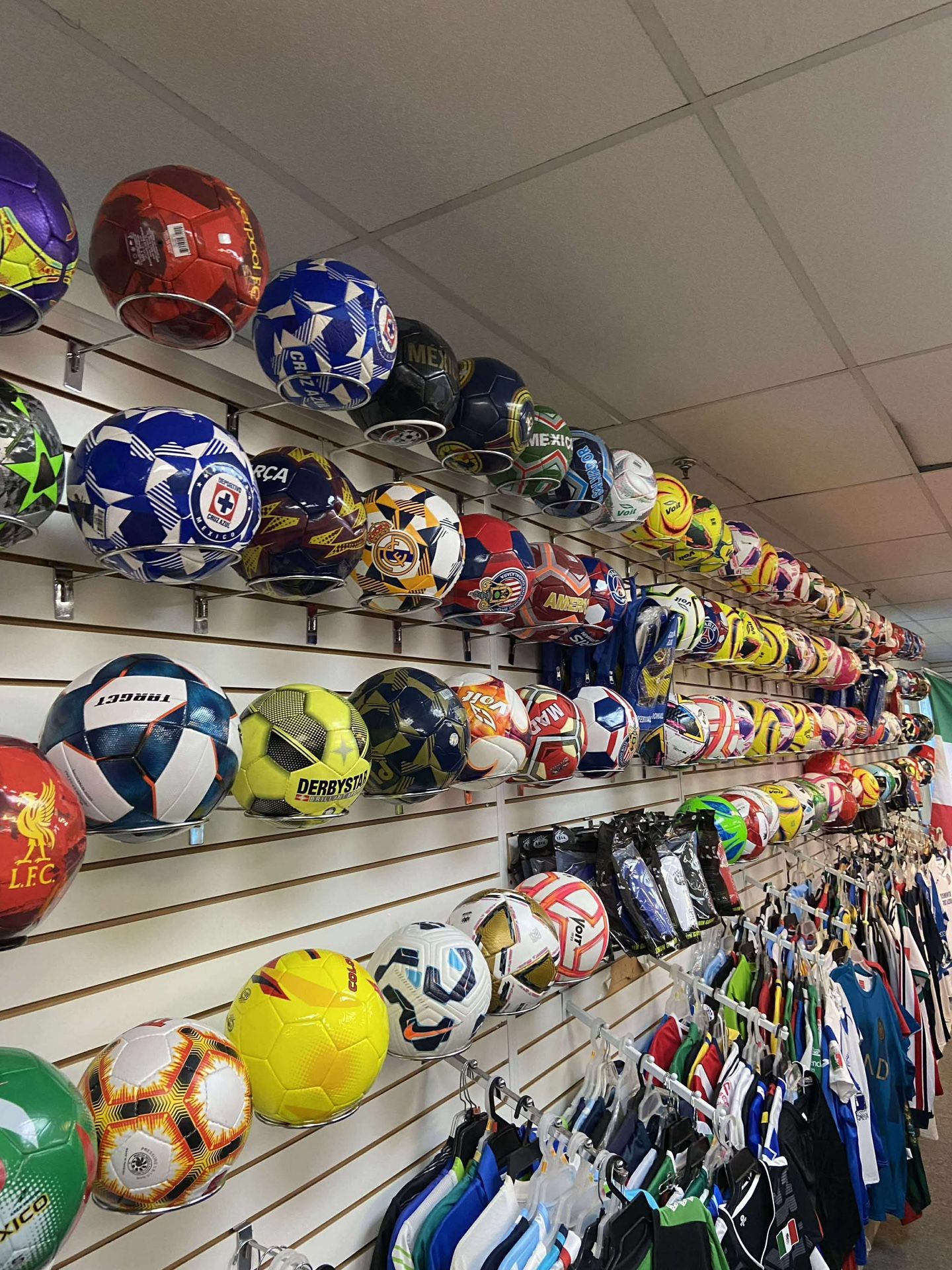 Gran variedad de balones de futbol soccer