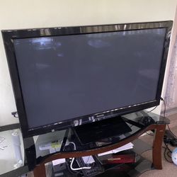 50 Inch Tv . In Great Condition . Roku Stick Included 