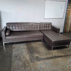 Nice Modern Sectional (Leather)😃😍Lots of Life Left💯QUICK SALE🏃🏼‍♀️🏃🏼Buy/Now Save❤️ 