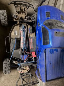 2 Traxxas Slash 2WD RC cars