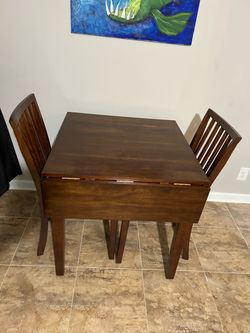 Table w/leafs and chairs. (30”x30” and 30”x48”)