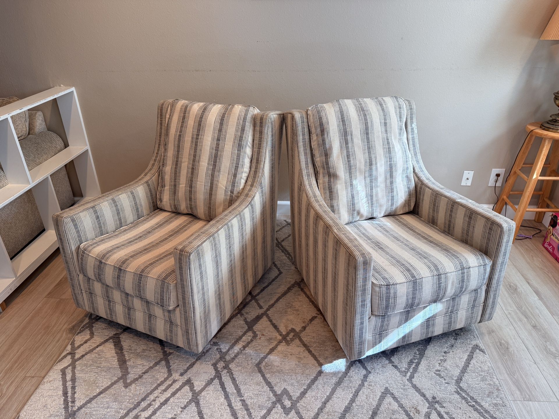 Set of 2 swivel chairs