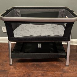 Bassinet ( barely used, in new condition)