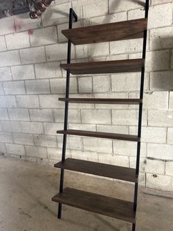 Leaning bookshelf