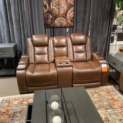 🎀The Man-Den Power Reclining Sofa and Loveseat
Ashley Furniture