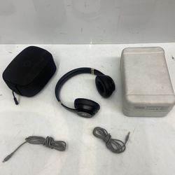 Beats Solo 4 Bluetooth Wireless On-Ear Headphones - Black and Gold - MC2L4LL/A