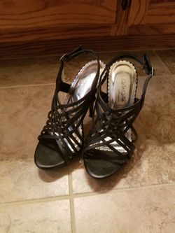 Black high heel shoes size 6