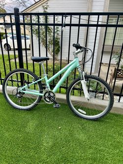 SCHWINN LOTUS YOUTH MOUNTAIN BIKE 24” Wheels 