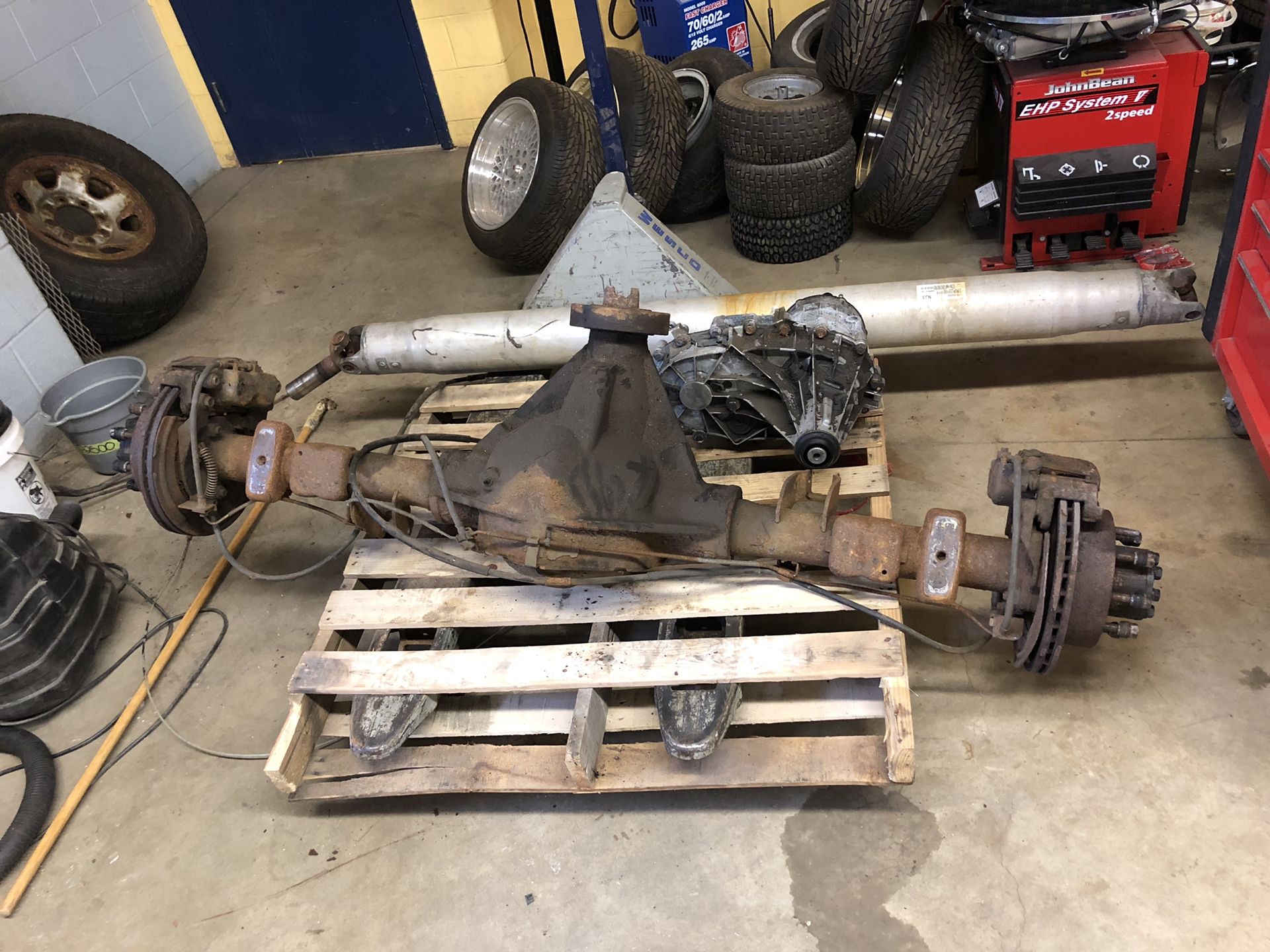 2005 GMC Sierra front differential, Rear End , transfers case, and two drive shafts