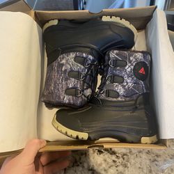 New kids Snow Boots - Size 13