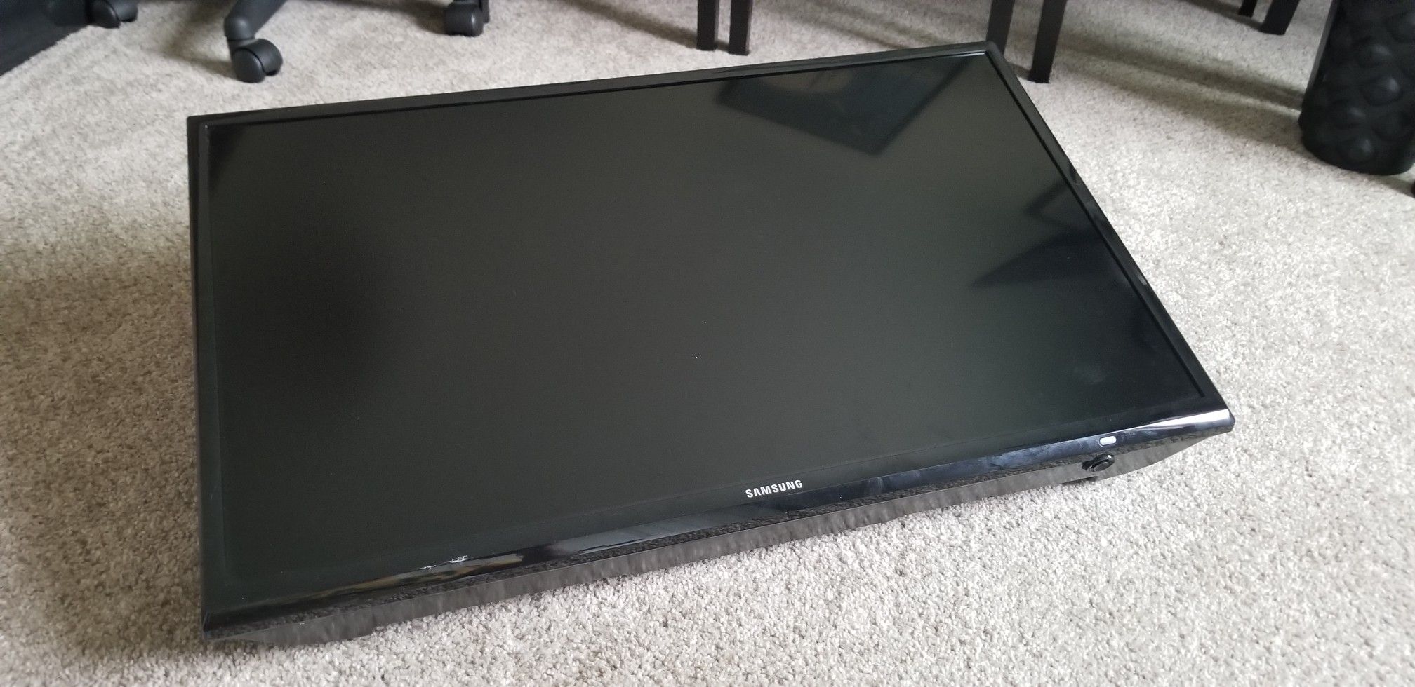 Samsung 27' TV w/ wall mount