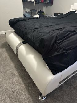 Bedroom furniture set