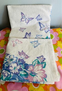Set of 2 vintage Caress 100% cotton Butterfly Floral bath towels.   Velour top and Terry loop back.  43” x 25”.