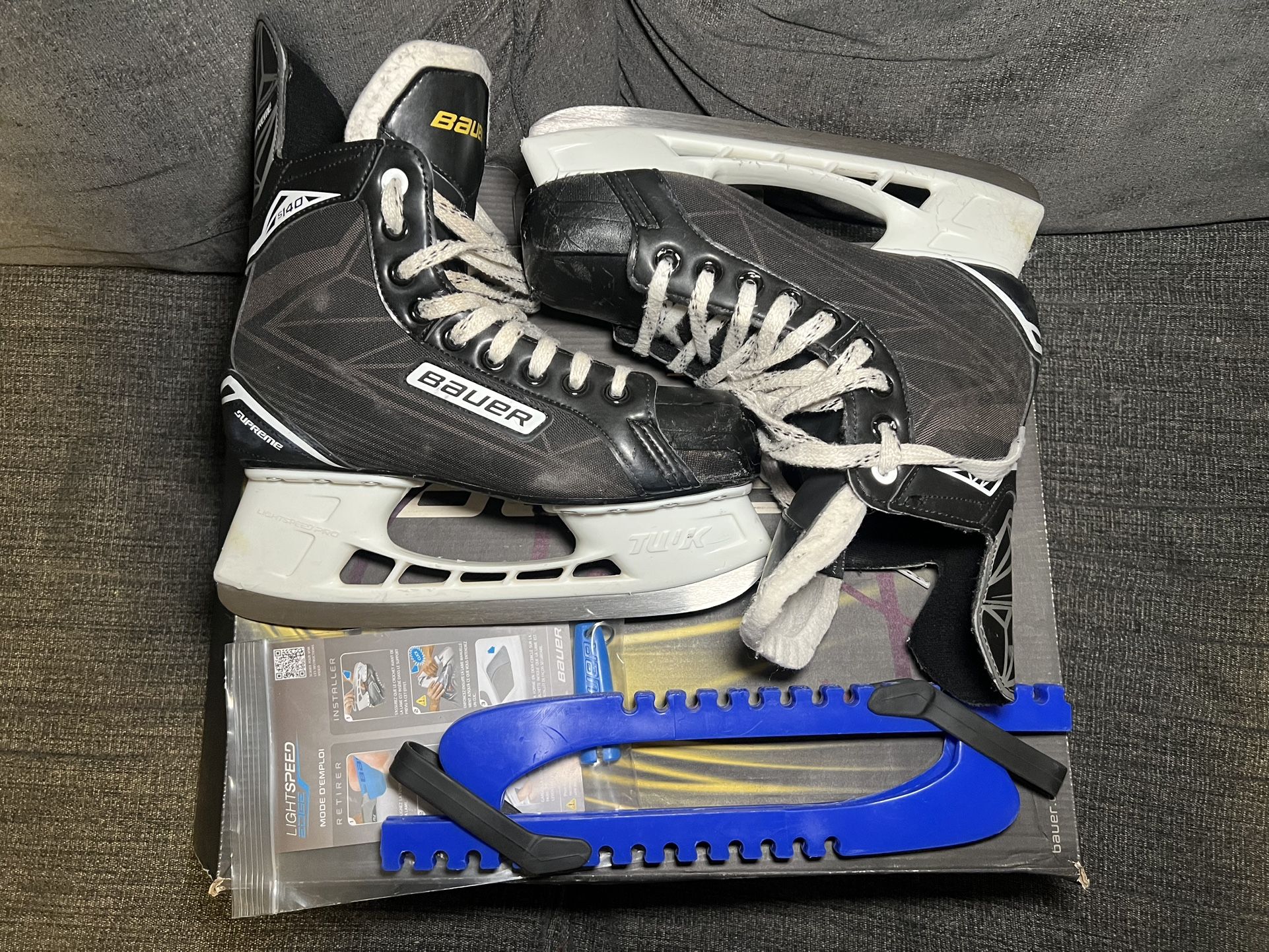 Bauer S140 Supreme Hockey Ice Skates Hockey Size 6R Shoe Size US 7.5 With Covers