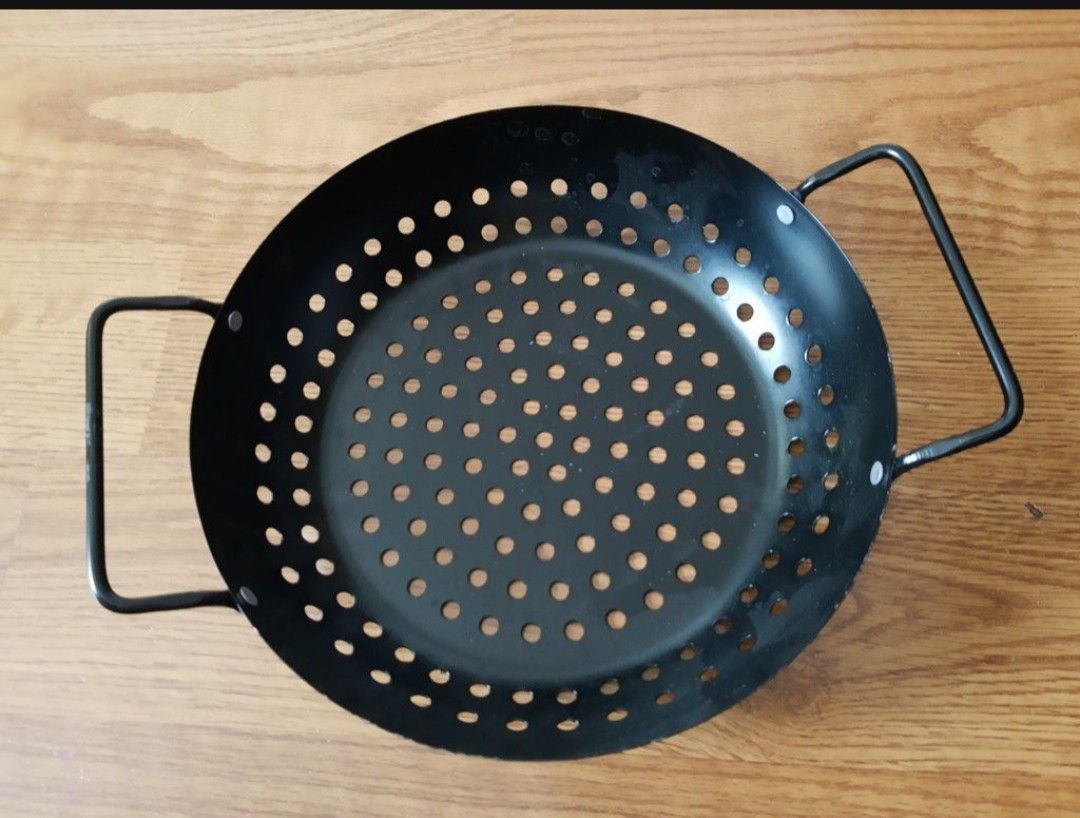 NEW. BBQ. Grill. Pan. New.  9 Inch Diameter X 2 1/2 Inch Deep.