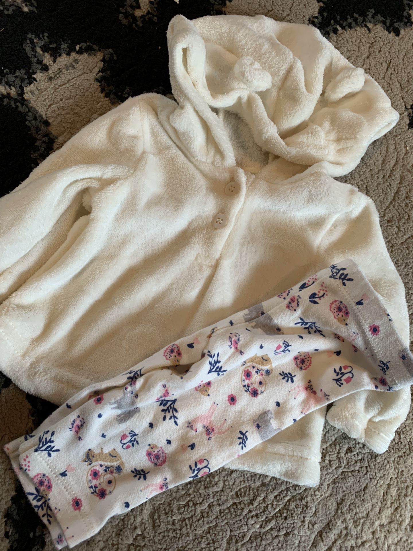 NWOT Carter’s 3 month cozy one piece grey & pink outfit  Never worn washed once  Super soft and cute  Smoke/ Pet free home  Pick up lynnwood or shippe