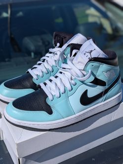 Woman Air Jordan 1 Mid