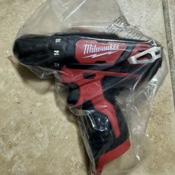Milwakee M12 V Drill NEW