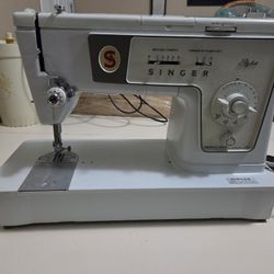 Vintage SINGER Sewing Machine