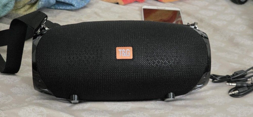 Black Bluetooth Speaker/T&G