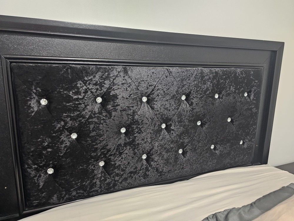 Queen Bed And Nighstands