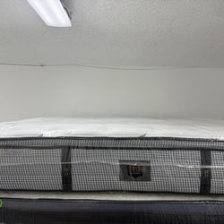 KING SIZE PARAMOUNT PILLOW TOP MATTRESS & BOX SPRINGS BED SET
