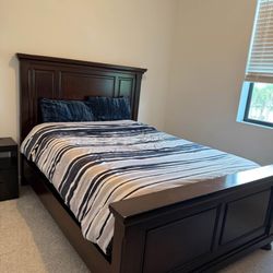 Queen Bedroom Set / Real Wood / Brown