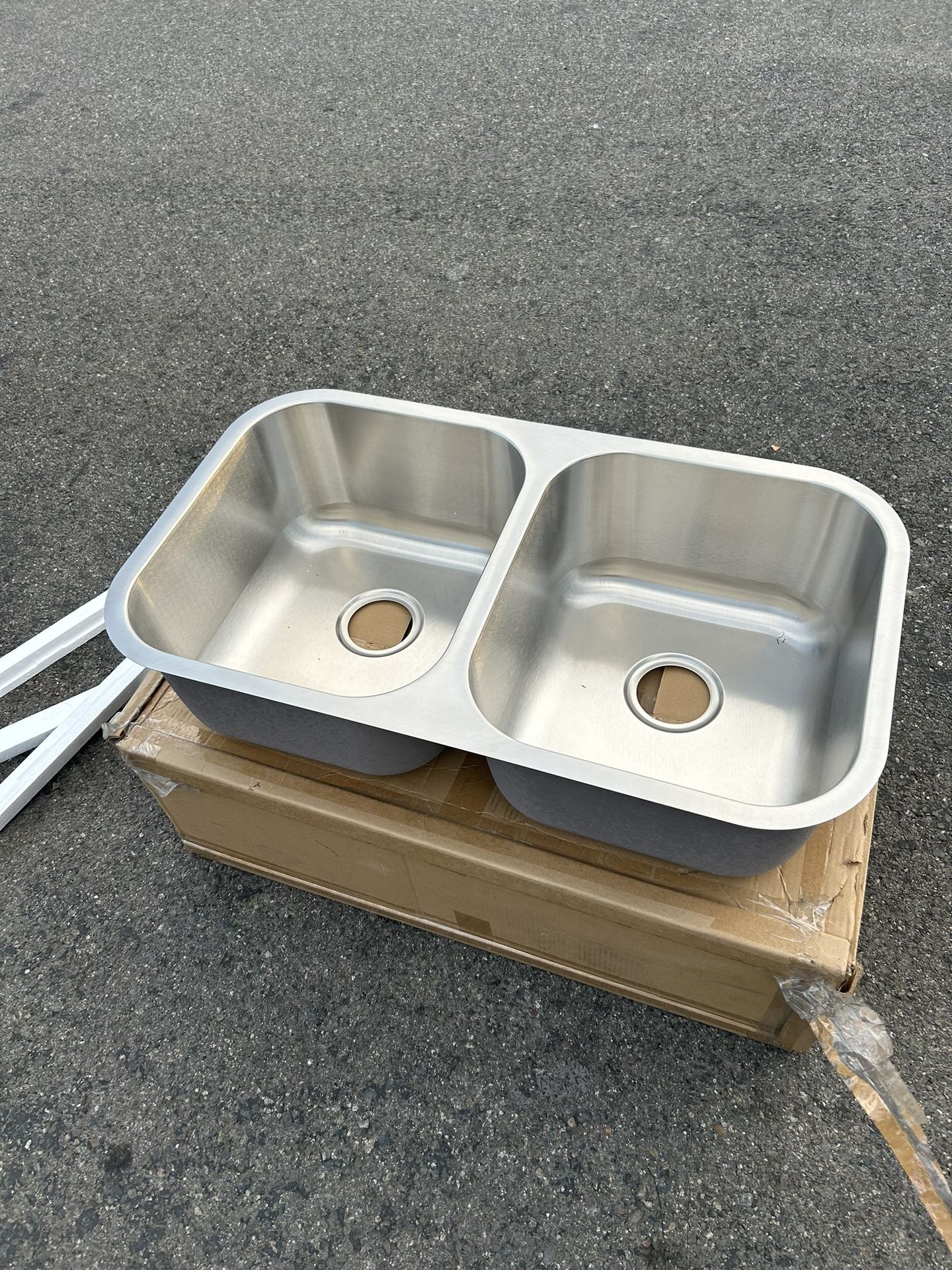 Brand new stainless steel kitchen sink 34“ length times 20 width worth $390 $180