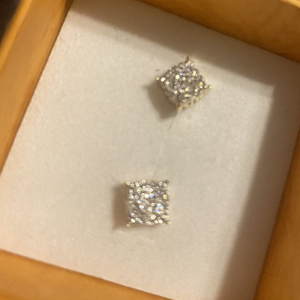 14 K  Gold Diamond Earring