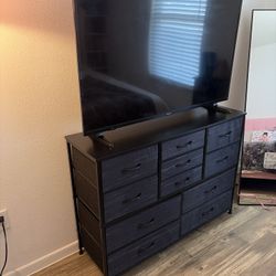 🗄 Dresser (8–9 drawer style) Selling With 50" TV On Top
