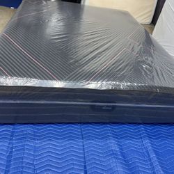 King mattress BEAUTYREST black HYBRID cx class medium retail $4,300 (mattress only) extra fee delivery   Never slept on/// this mattress is from displ