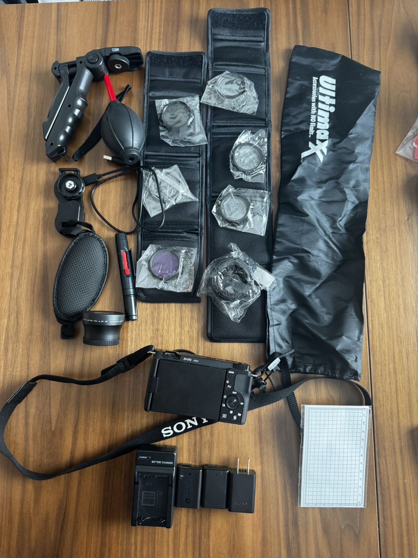 Sony ZV‑E10 kit (body + accessories)