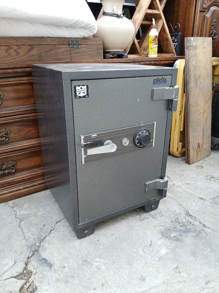 Solid Safe, Needs Combo To Be Reset!! $100