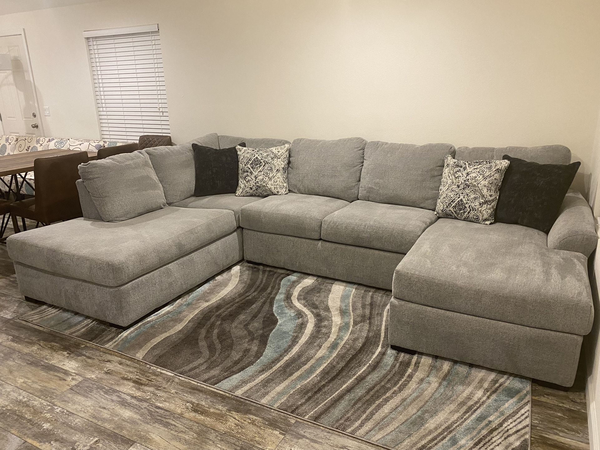 Broyhill Haywick Living Room Sectionalnull