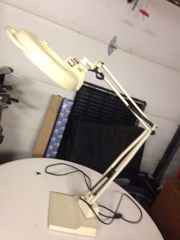 Magnifying lamp with stand