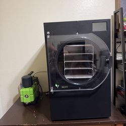 Medium Harvest Right Freeze dryer w/extras