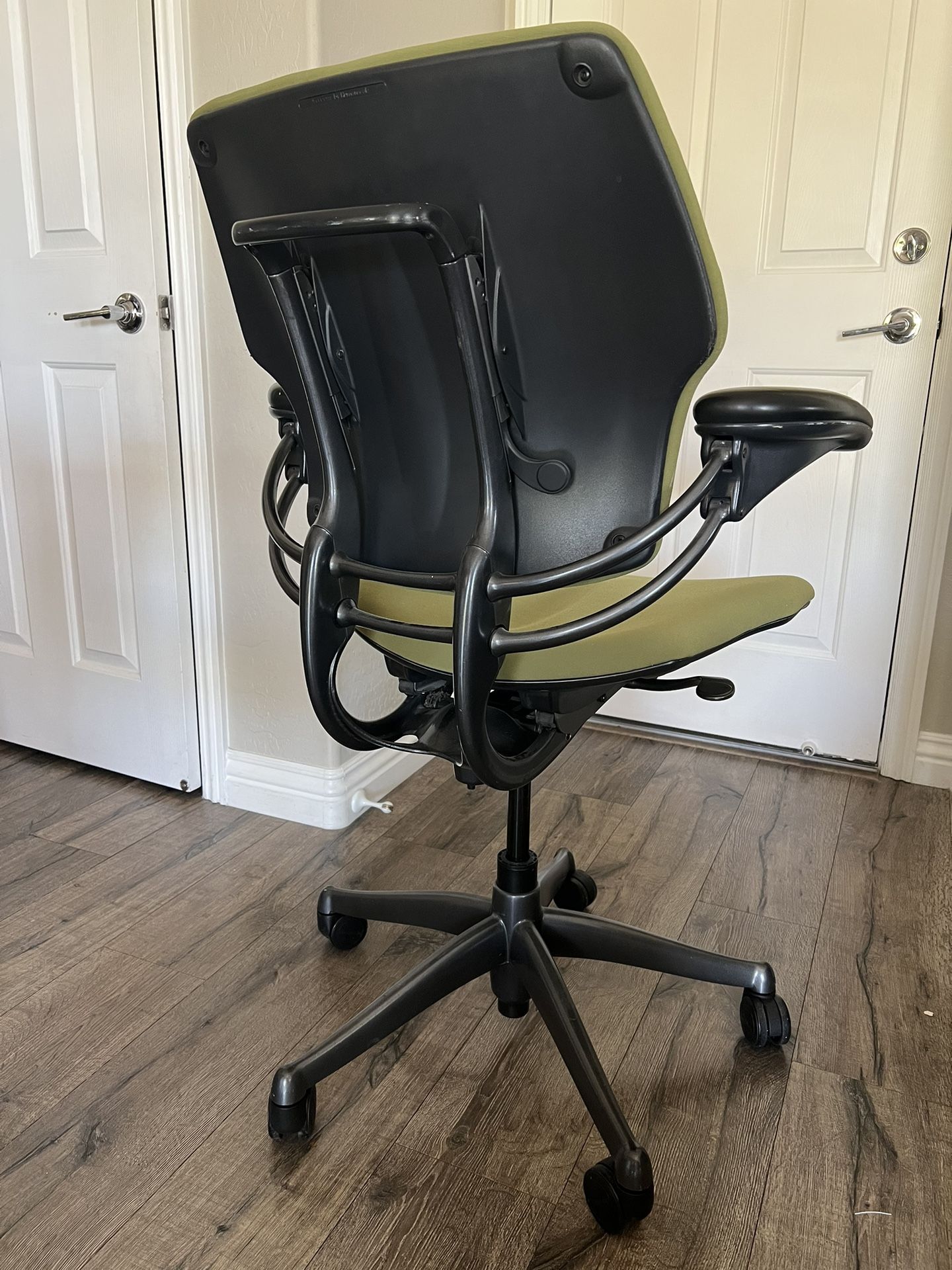 Design Within Reach, Human Scale Freedom Task Ergonomic Desk office Chair