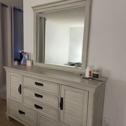 Bedroom Furniture Set