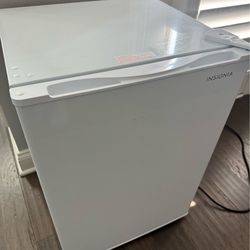 Insignia mini refrigerator