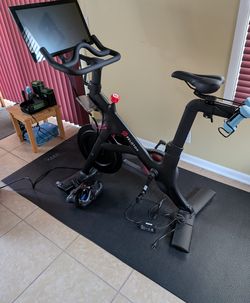 2018 Peloton Bike 2nd Gen Works Well 201-500 Rides - New York, NY