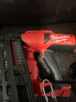 Milwaukee M18 FUEL 21-Degree Duplex Framing Nailer (Model 2844