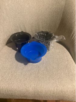 Color dying measuring containers with apron