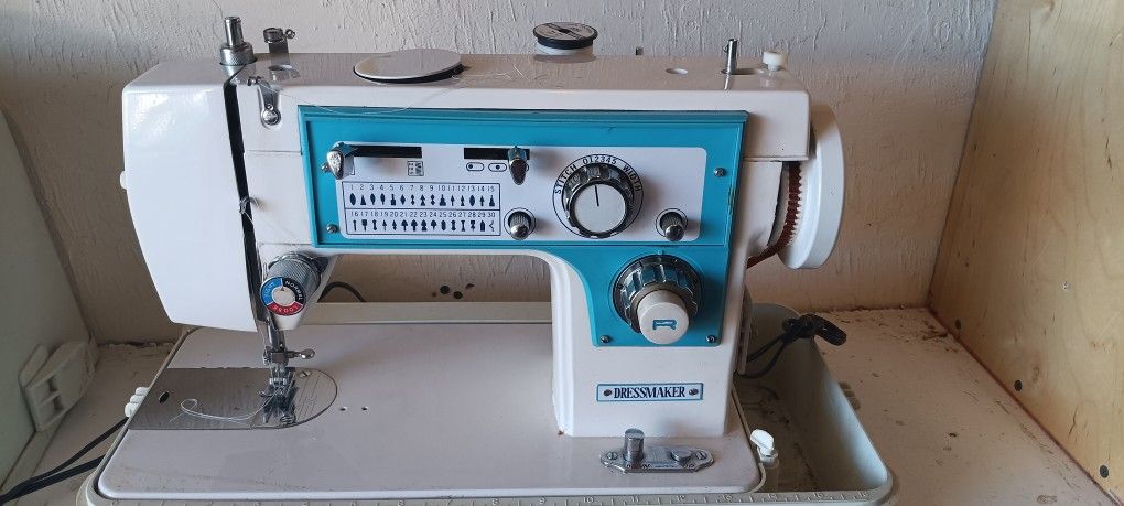Vintage Super Zig Zag Sewing Machine Dressmaker 7000