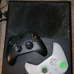 XBOX ONE - TWO CONTROLLERS