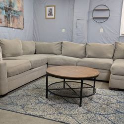 🛋️💥 Kroehler Sectional 💥 Free Delivery And Financing Available!