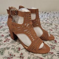 Women Heels Sandal, Size -7.5, Brand New.