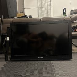 32” Samsung TV model LN32D403E4D